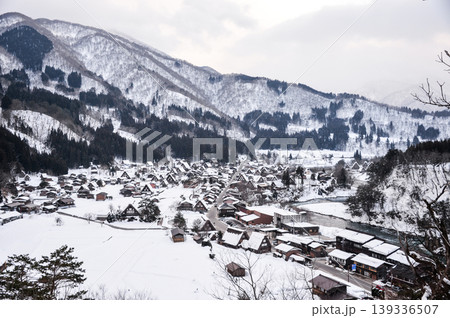 城山天守閣(展望台)から城山天守閣(展望台)から望む雪の白川郷合掌村 城山天守閣(展望台)から城山天守閣(展望台)から望む雪の白川郷合掌村 139336507