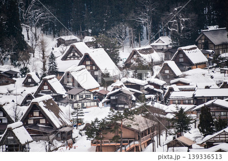 城山天守閣(展望台)から城山天守閣(展望台)から望む雪の白川郷合掌村 城山天守閣(展望台)から城山天守閣(展望台)から望む雪の白川郷合掌村 139336513