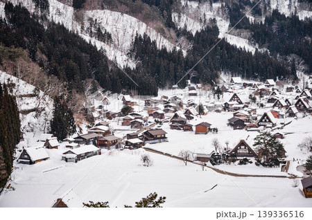 城山天守閣(展望台)から城山天守閣(展望台)から望む雪の白川郷合掌村 城山天守閣(展望台)から城山天守閣(展望台)から望む雪の白川郷合掌村 139336516