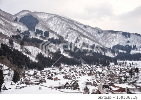 城山天守閣（展望台）から城山天守閣（展望台）から望む雪の白川郷合掌村 139336519