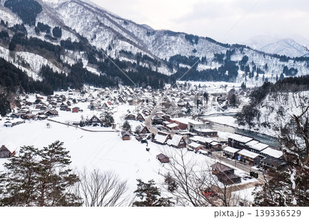 城山天守閣(展望台)から城山天守閣(展望台)から望む雪の白川郷合掌村 城山天守閣(展望台)から城山天守閣(展望台)から望む雪の白川郷合掌村 139336529