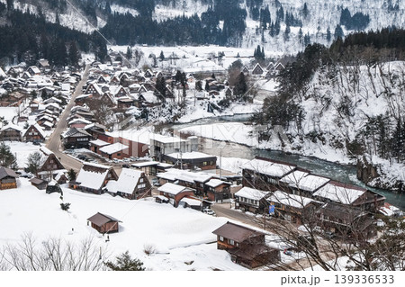 城山天守閣（展望台）から城山天守閣（展望台）から望む雪の白川郷合掌村 139336533