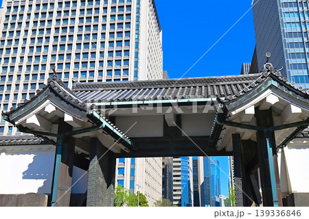 皇居東御苑の大手門 皇居東御苑の大手門 139336846