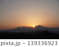 大雪山の稜線から昇る朝日　北海道旭川の夜明け 139336923