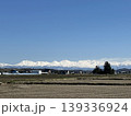 春の青空に輝く十勝岳連峰と農村風景　北海道旭川 139336924