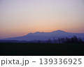 紫とオレンジに染まる朝焼けと大雪山のシルエット　北海道 139336925