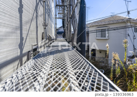 戸建て住宅の外壁リフォーム 新しいサイディングと足場通路 139336963