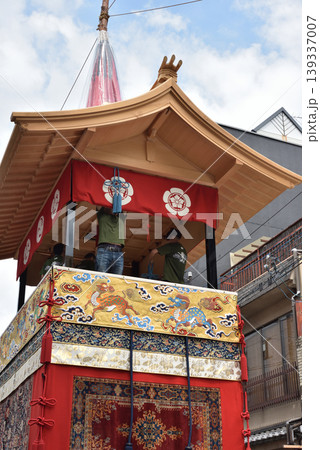 祇園祭　山鉾建て　鷹山(京都市中京区) 139337007