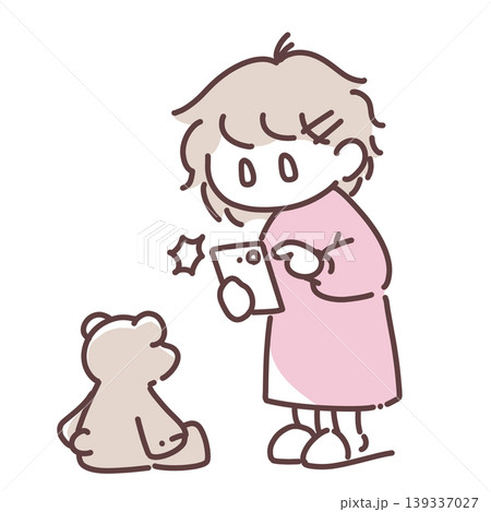 ぬいぐるみ(テディベア)をスマホで撮影する女の子のイラスト ぬいぐるみ(テディベア)をスマホで撮影する女の子のイラスト 139337027