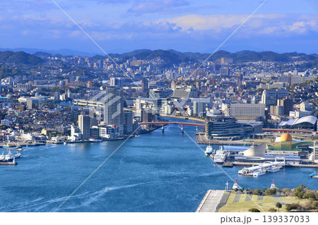 長崎港と街並み・鍋冠山展望台から・日中（長崎県・長崎市） 139337033