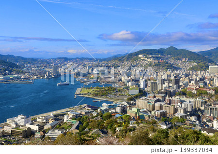 長崎港と街並み・鍋冠山展望台から・日中（長崎県・長崎市） 139337034
