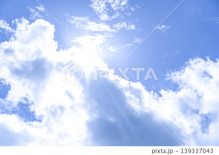 夏の青空と太陽光が広がる空の背景素材　横浜 139337043