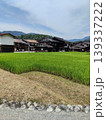 日本の田舎の風景と伝統的な木造住宅。山間の集落と田園風景。夏の白川郷の民家と田んぼ 139337222
