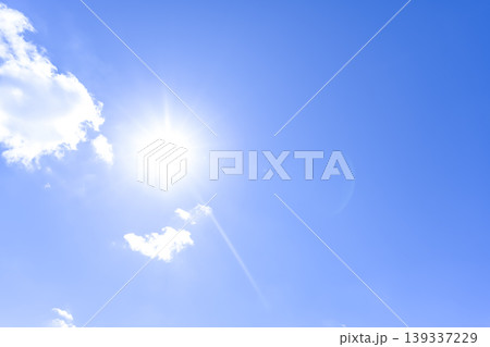 夏の青空と太陽光が広がる空の背景素材　横浜 139337229
