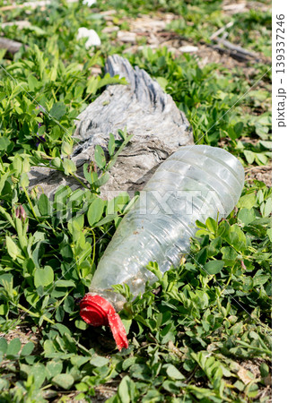 草地に放置されたプラスチックボトルのゴミ 139337246