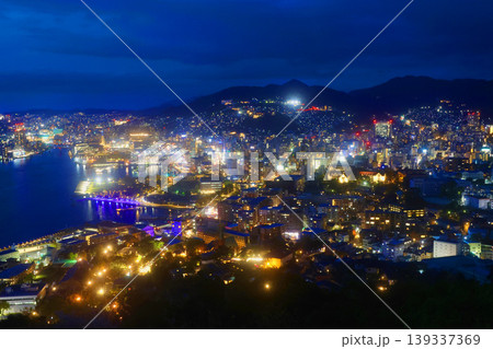 長崎の夜景・鍋冠山からの眺望（長崎県・長崎市） 139337369