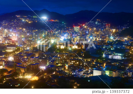 長崎の夜景・鍋冠山からの眺望（長崎県・長崎市） 139337372