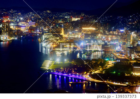 長崎の夜景・鍋冠山からの眺望（長崎県・長崎市） 139337373