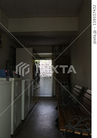 部屋の中から窓越しに見た風景 部屋の中から窓越しに見た風景 139337432