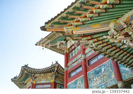 Blue sky and roofs of Buddhist temples and temples 139337442