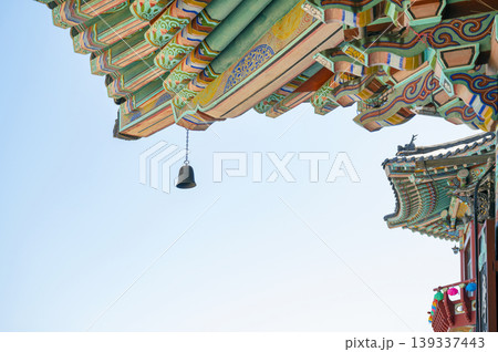 Blue sky and roofs of Buddhist temples and temples 139337443