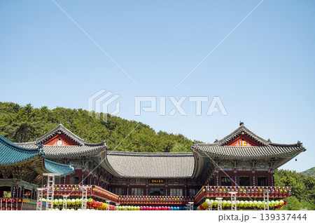 Blue sky and roofs of Buddhist temples and temples 139337444
