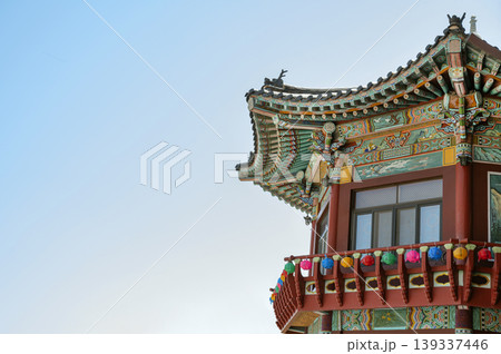 Blue sky and roofs of Buddhist temples and temples 139337446