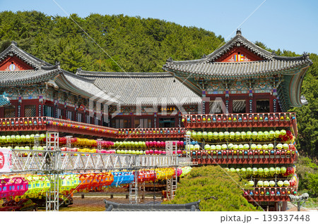Blue sky and roofs of Buddhist temples and temples Blue sky and roofs of Buddhist temples and temples 139337448