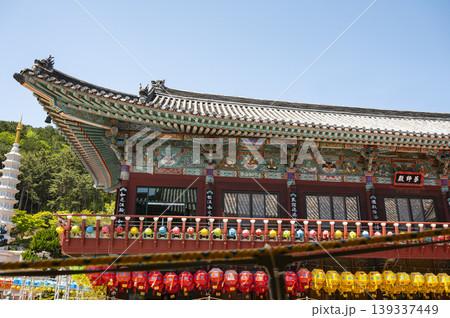 Blue sky and roofs of Buddhist temples and temples Blue sky and roofs of Buddhist temples and temples 139337449