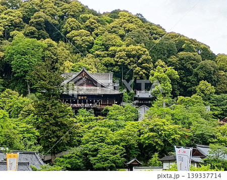 雨の日の寺院本堂と新緑の風景 雨の日の寺院本堂と新緑の風景 139337714