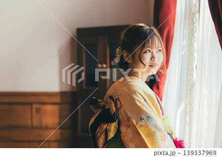 レトロ,アンティークな洋館,スタジオで窓の外を眺める振袖姿の二十歳の女性 139337969