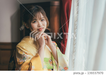 レトロ,アンティークな洋館,スタジオで窓の外を眺める振袖姿の二十歳の女性 139337970