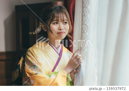 レトロ,アンティークな洋館,スタジオで窓の外を眺める振袖姿の二十歳の女性 139337972