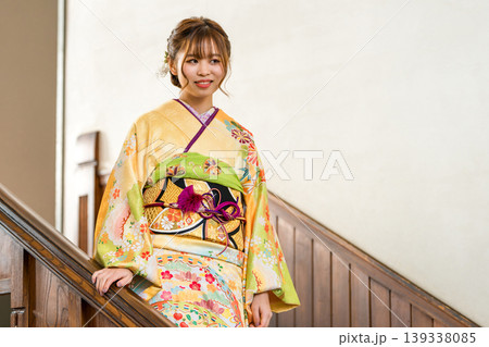 レトロな洋館の階段を降りる振袖,着物姿の女性 139338085
