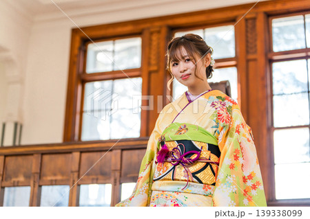 レトロな洋館の階段を降りる振袖,着物姿の女性 レトロな洋館の階段を降りる振袖,着物姿の女性 139338099