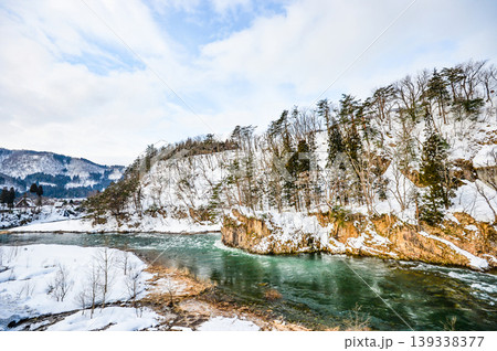 雪景色 白川郷を流れる庄川 雪景色 白川郷を流れる庄川 139338377