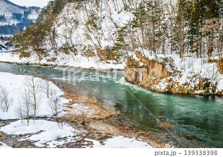 雪景色 白川郷を流れる庄川 雪景色 白川郷を流れる庄川 139338398