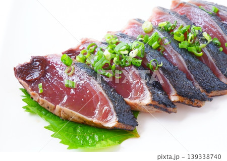 カツオのたたき- 表面をあぶった高知名物、かつおのタタキ カツオのたたき- 表面をあぶった高知名物、かつおのタタキ 139338740