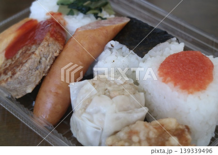 おにぎりとおかずの弁当 おにぎりとおかずの弁当 139339496