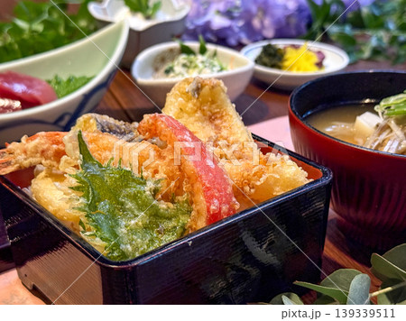 海鮮天丼とお造り、味噌汁、小鉢セット 139339511