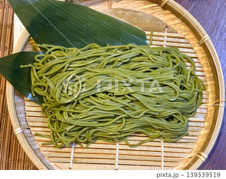ざるに盛られた茶そばのシンプルな和食 139339519