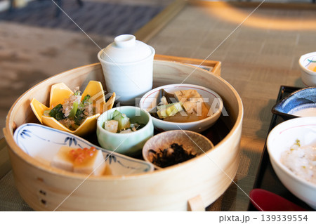 高級ホテルの朝食・和食・懐石料理・おばんざい・蒸籠イメージ 高級ホテルの朝食・和食・懐石料理・おばんざい・蒸籠イメージ 139339554