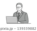 笑顔でパソコンを使うスーツ姿のシニア男性のイラスト 139339882