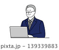 笑顔でパソコンを使うスーツ姿のシニア男性のイラスト 139339883