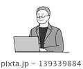 笑顔でパソコンを使うジャケット姿のシニア男性のイラスト 139339884