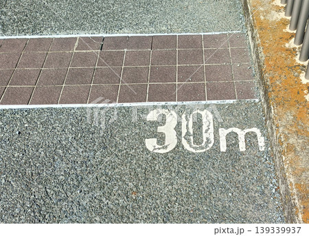 地面に書かれた「30m」の表示 139339937