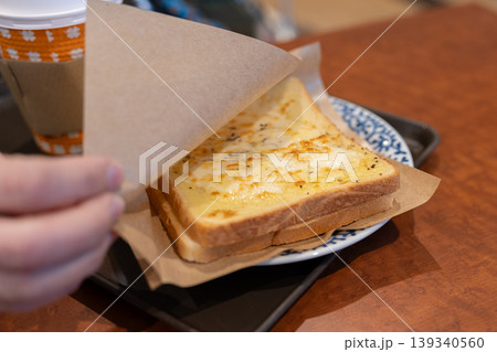 ピザトーストを食べる 139340560
