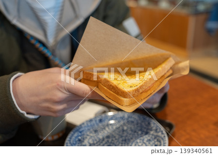 ピザトーストを食べる ピザトーストを食べる 139340561