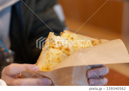 ピザトーストを食べる ピザトーストを食べる 139340562