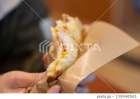 ピザトーストを食べる ピザトーストを食べる 139340563